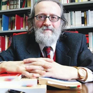 فیلسوف، نویسنده و تحلیل‌گر سیاسی